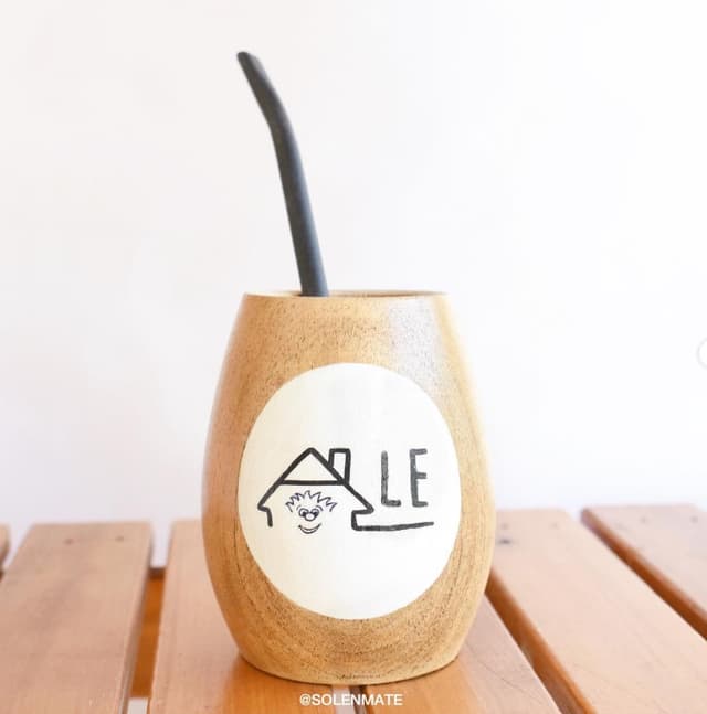 mate empresarial personalizado con logo corporativo pintado a mano